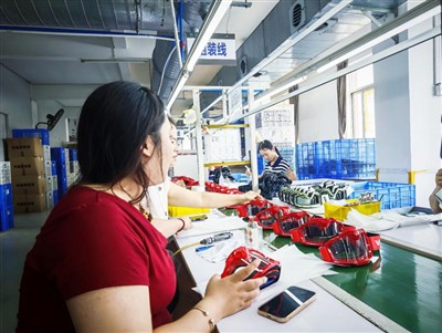 שיתוף פעולה בצוות כדי להשלים ביעילות את משימת אריזת משקפי הסקי HR-70